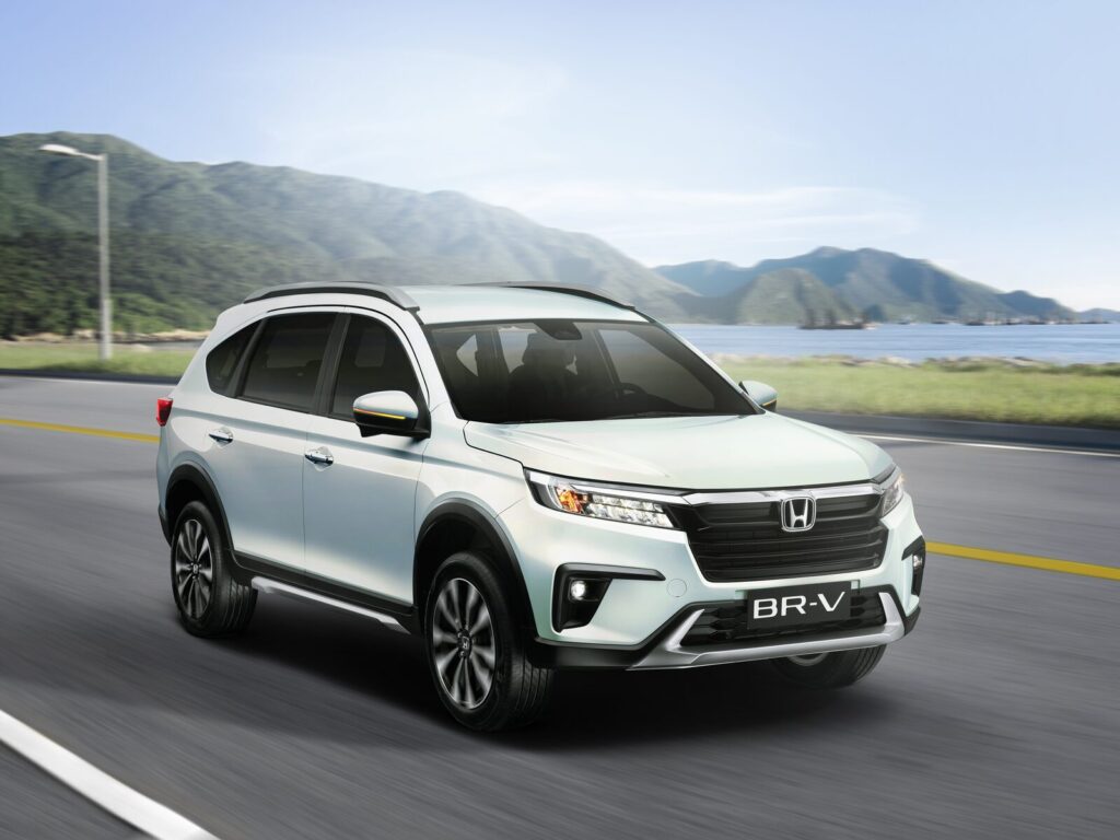 Honda BR-V màu trắng vận hành trên cung đường ven biển