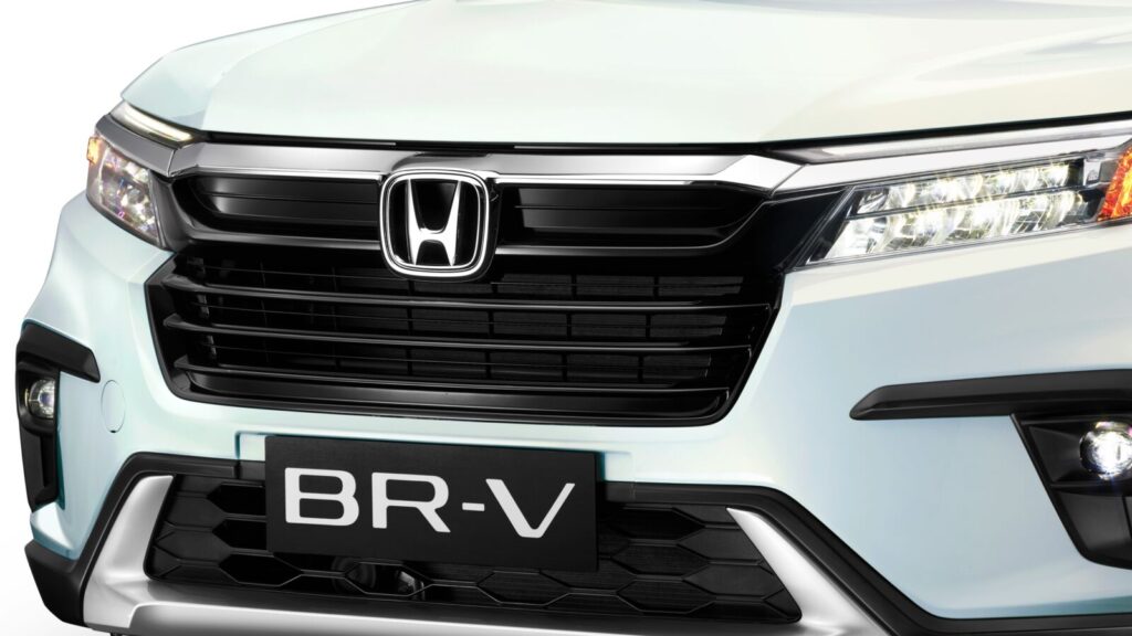 Lưới tản nhiệt và logo BR-V phía trước
