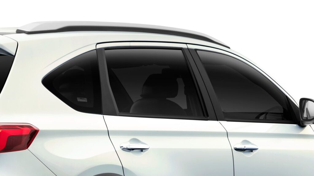 Thân xe Honda BR-V với thanh giá nóc và kính tối màu