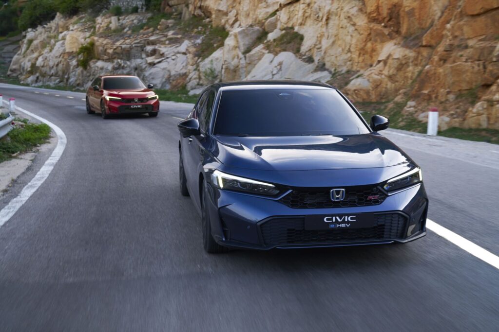 Honda Civic e:HEV RS màu xanh vận hành trên cung đường ven biển