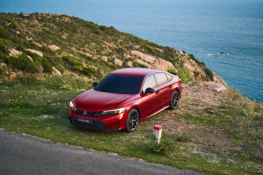 Honda Civic RS màu đỏ bên bờ biển