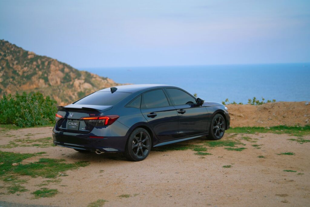 Honda Civic màu xám, góc 3/4 phía sau bên vách biển
