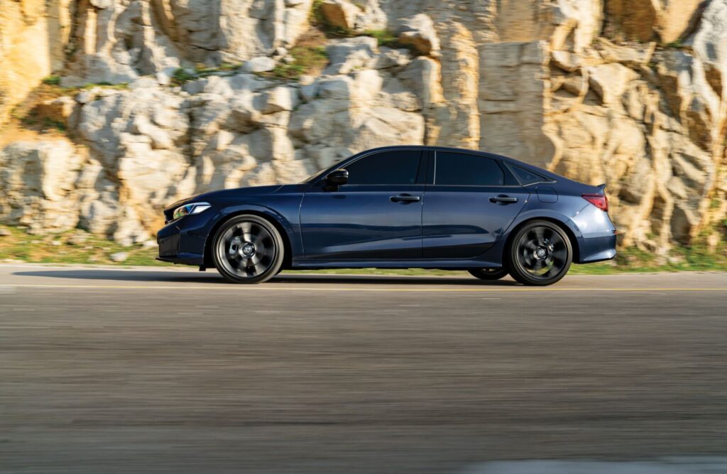 Honda Civic màu xanh nhìn ngang, dáng sedan thể thao