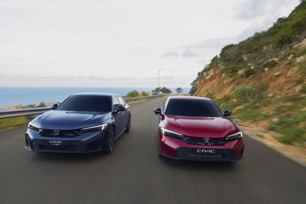 Hai mẫu Honda Civic màu xanh và đỏ trên đường đèo ven biển