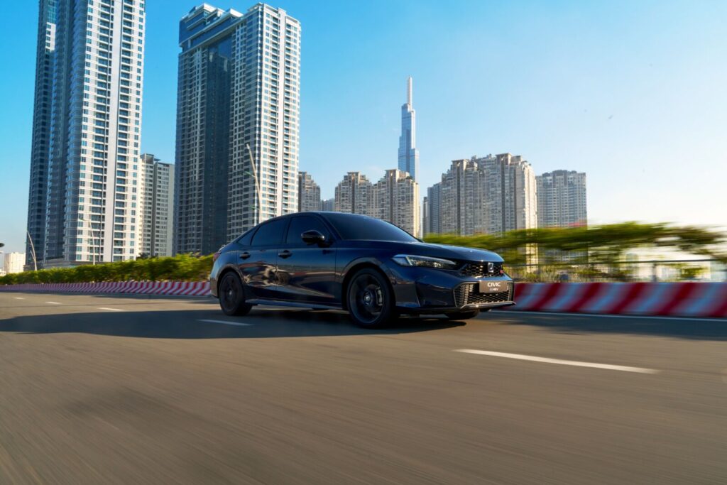 Honda Civic vận hành giữa khu đô thị