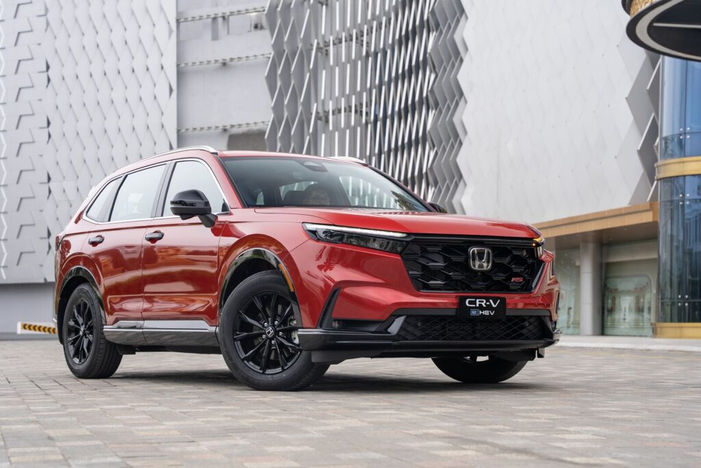 Honda CR-V e:HEV RS màu đỏ, góc 3/4 phía trước