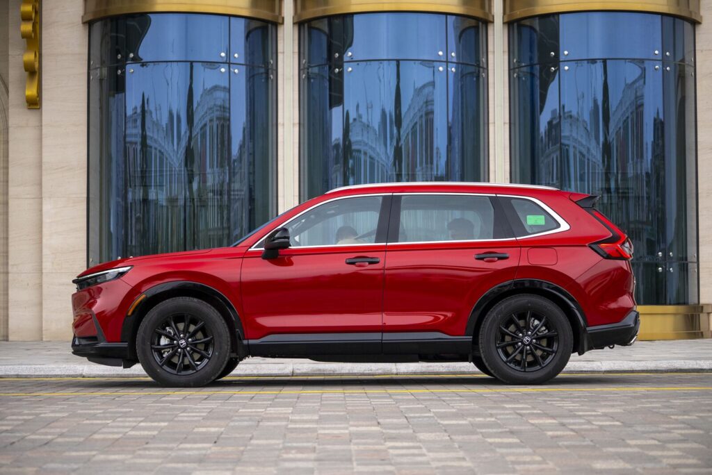Honda CR-V màu đỏ nhìn ngang, thân xe cân đối