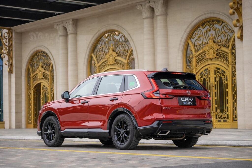 Honda CR-V màu đỏ, góc 3/4 phía sau