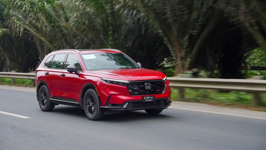 Honda CR-V màu đỏ đang vận hành trên đường
