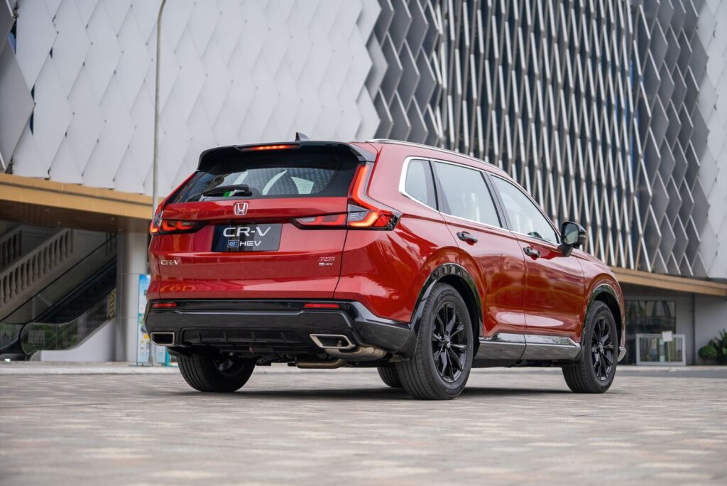 Đuôi xe Honda CR-V e:HEV màu đỏ