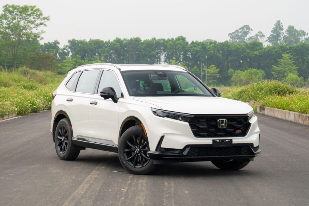 Honda CR-V RS màu trắng, góc 3/4 phía trước
