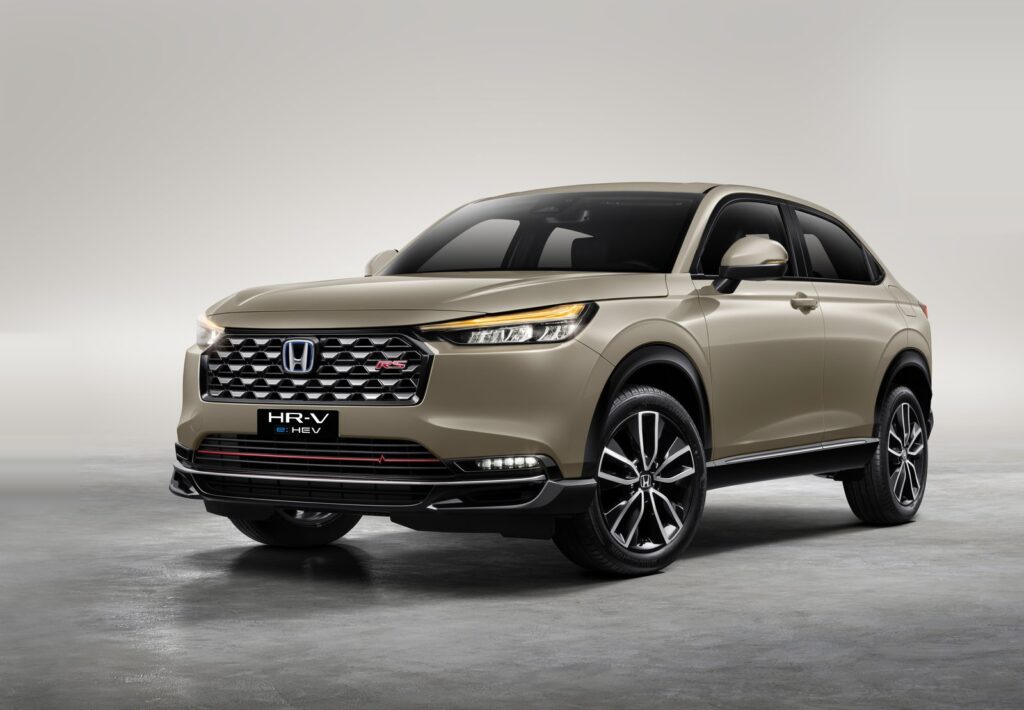 Honda HR-V e:HEV RS màu be, góc 3/4 phía trước