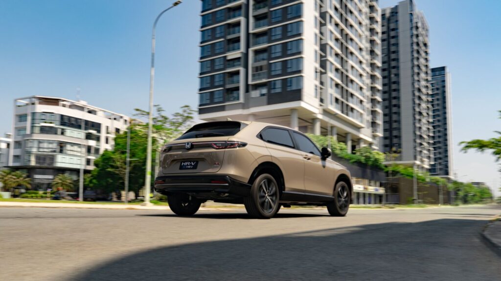 Honda HR-V màu be giữa khu đô thị, góc 3/4 phía sau