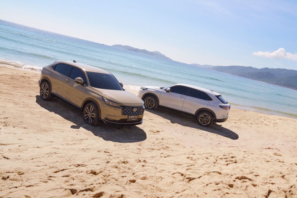 Hai mẫu Honda HR-V màu be và trắng trên bãi biển