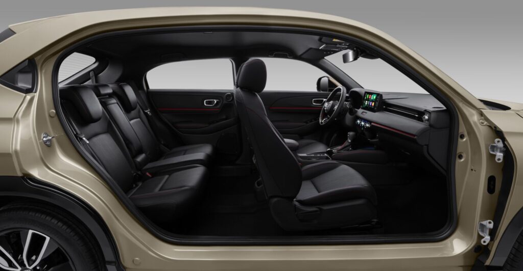 Không gian nội thất hai hàng ghế Honda HR-V nhìn từ cửa bên