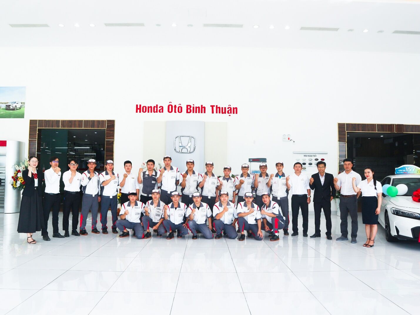 Đội ngũ nhân viên Honda Ôtô Bình Thuận tại showroom