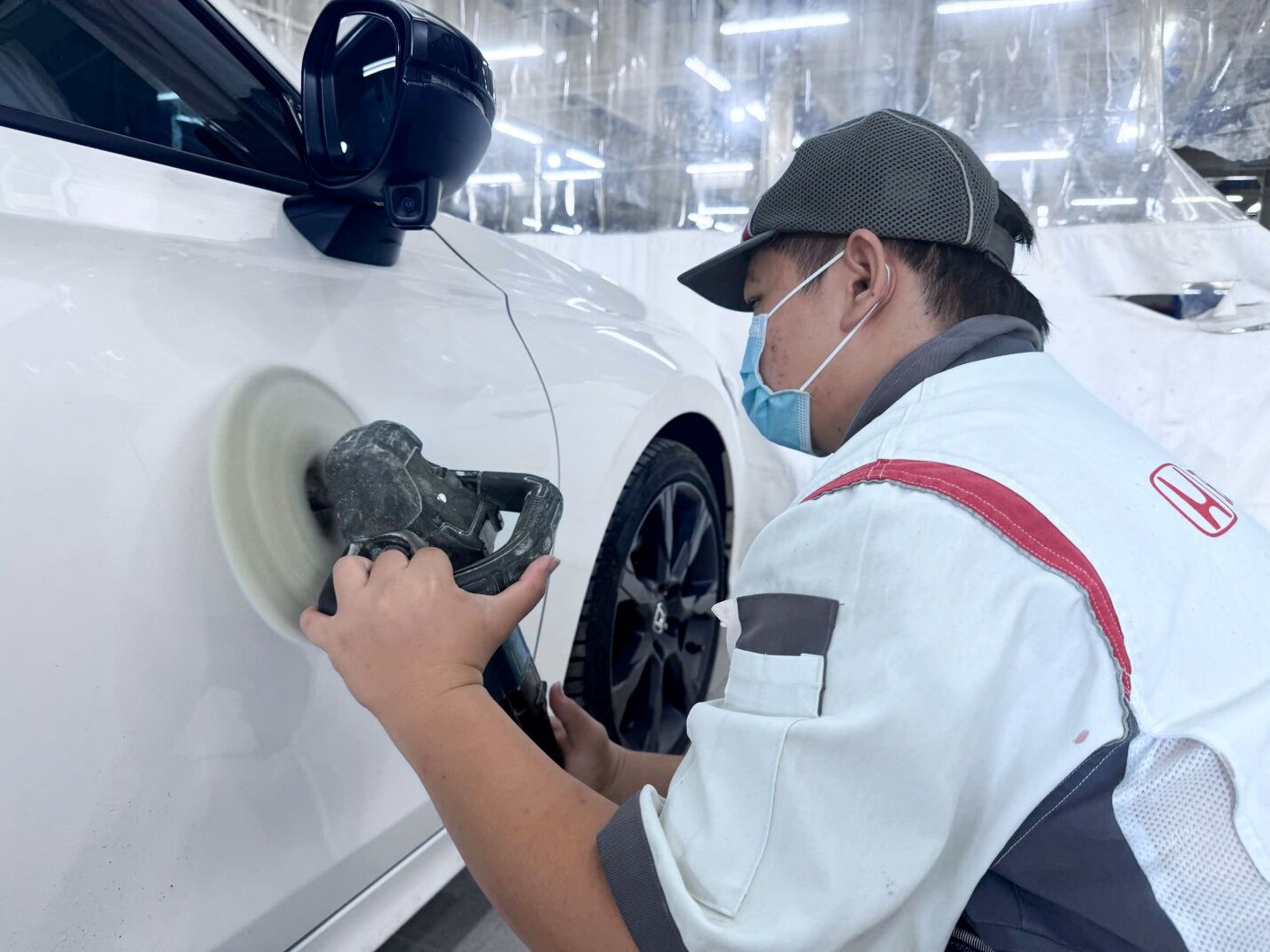 Kỹ thuật viên Honda Ôtô Bình Thuận đánh bóng thân xe