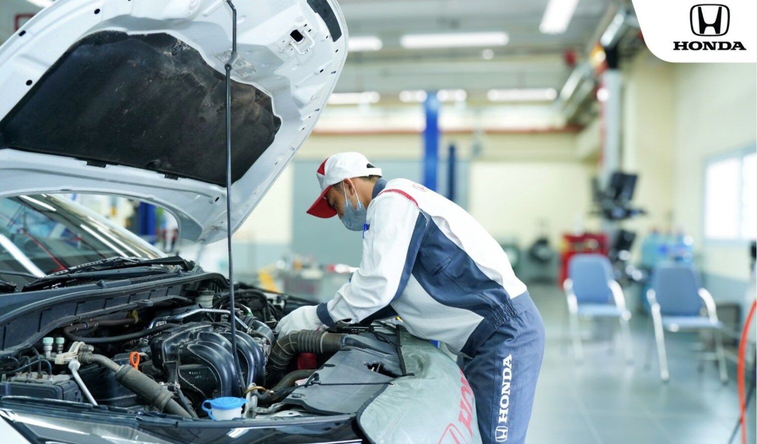Kỹ thuật viên Honda Ôtô Bình Thuận kiểm tra khoang động cơ tại khu vực dịch vụ