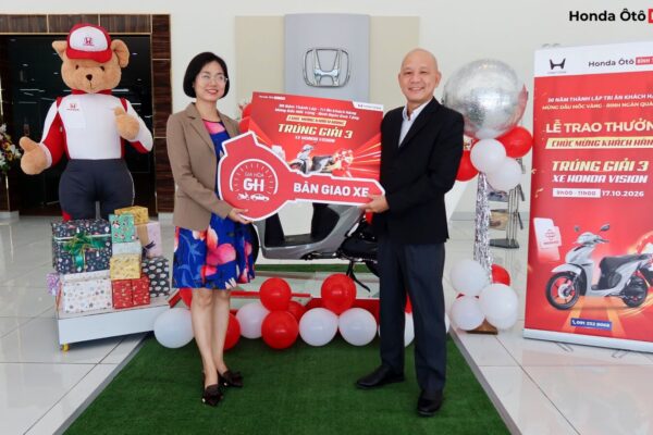 Khoảnh khắc trao chìa khóa Bàn giao xe Honda Vision cho khách hàng may mắn tại Honda Ôtô Bình Thuận