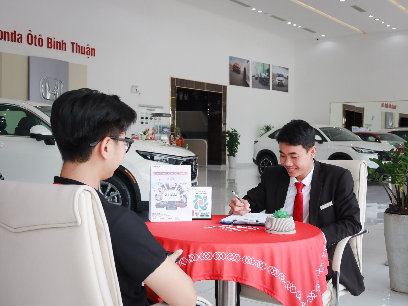 Tư vấn bán hàng Honda Ôtô Bình Thuận hỗ trợ khách hàng tại showroom