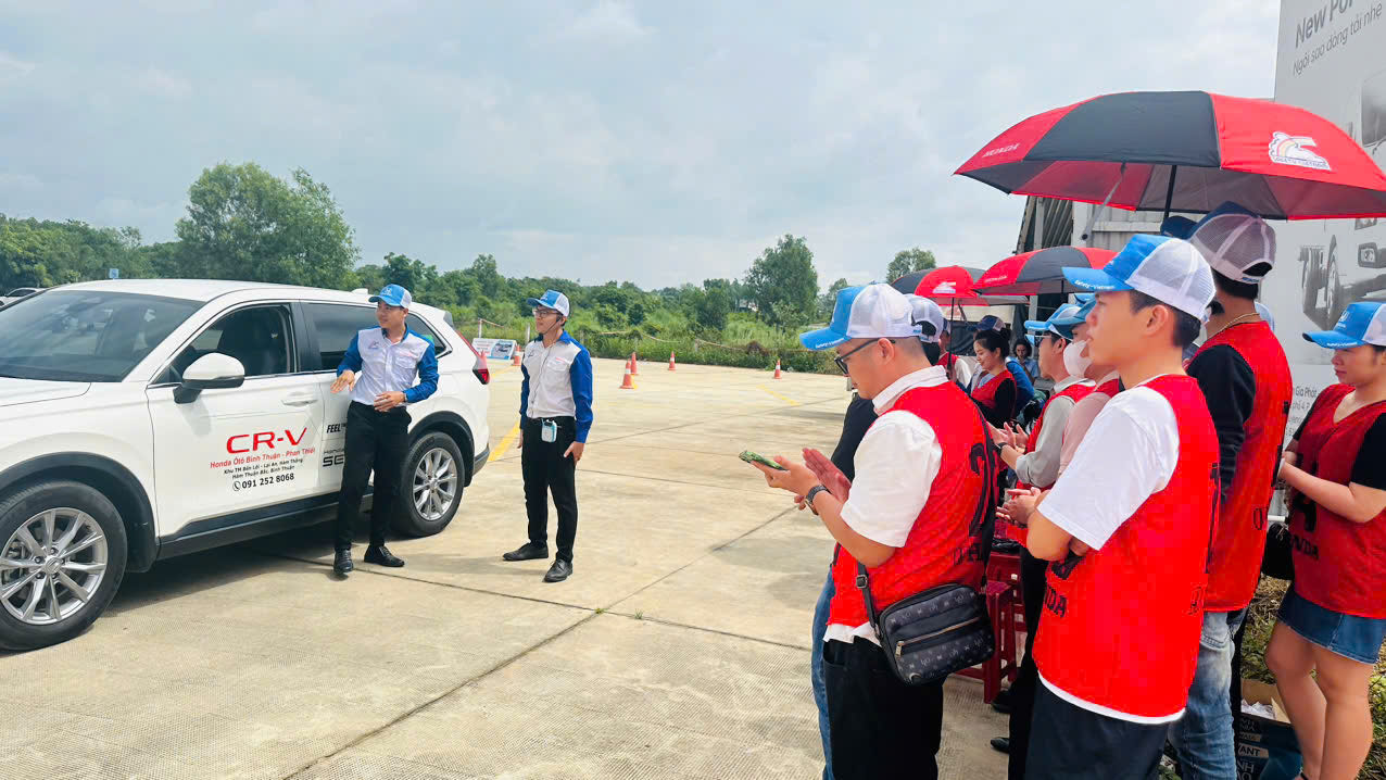 Huấn luyện viên Honda Ô tô Bình Thuận hướng dẫn học viên thực hành lái xe an toàn