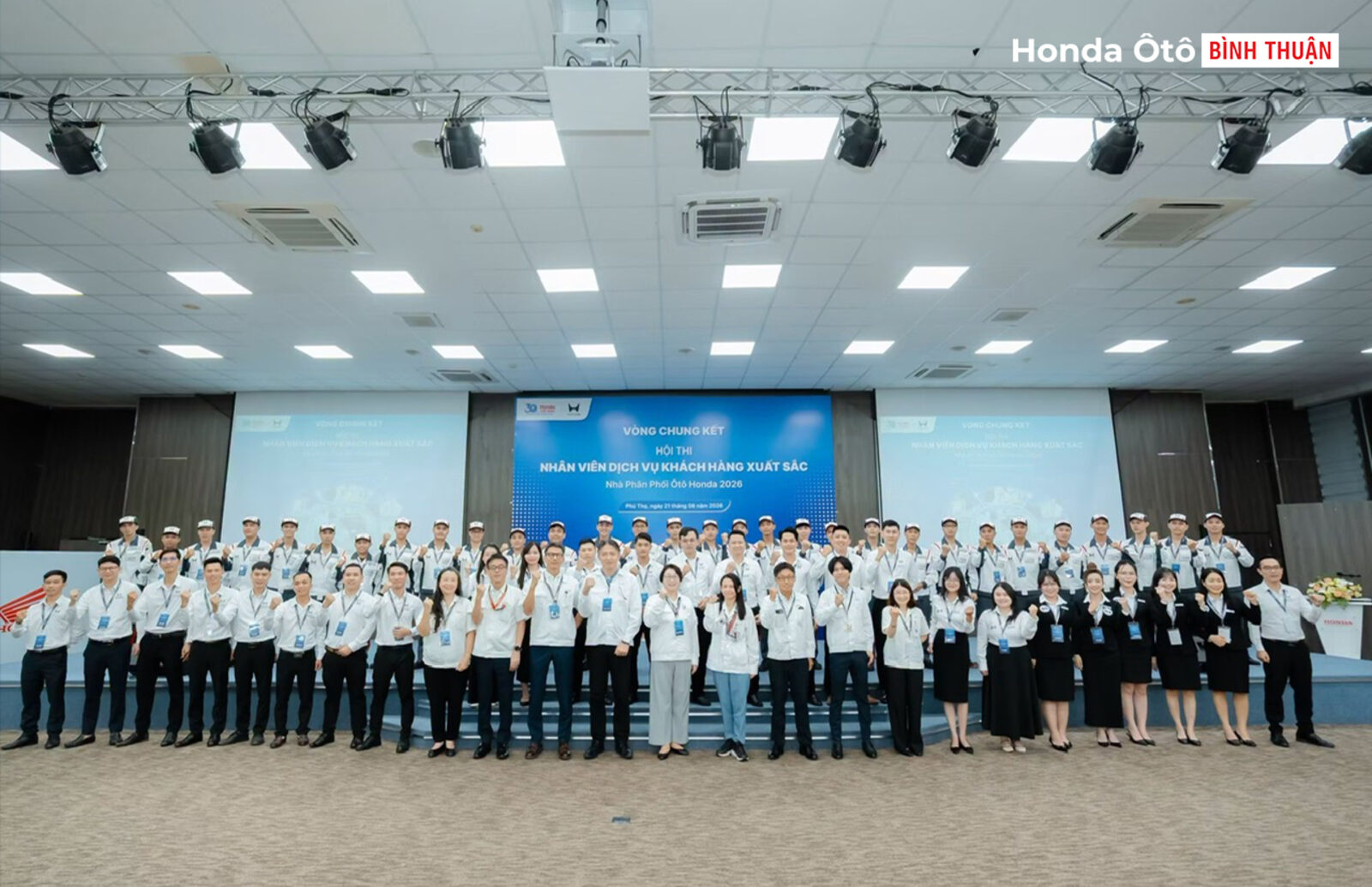 Ban lãnh đạo Honda Ô tô Bình Thuận cùng nhân viên tại Vòng Chung kết Hội thi Nhân viên dịch vụ khách hàng xuất sắc 2026
