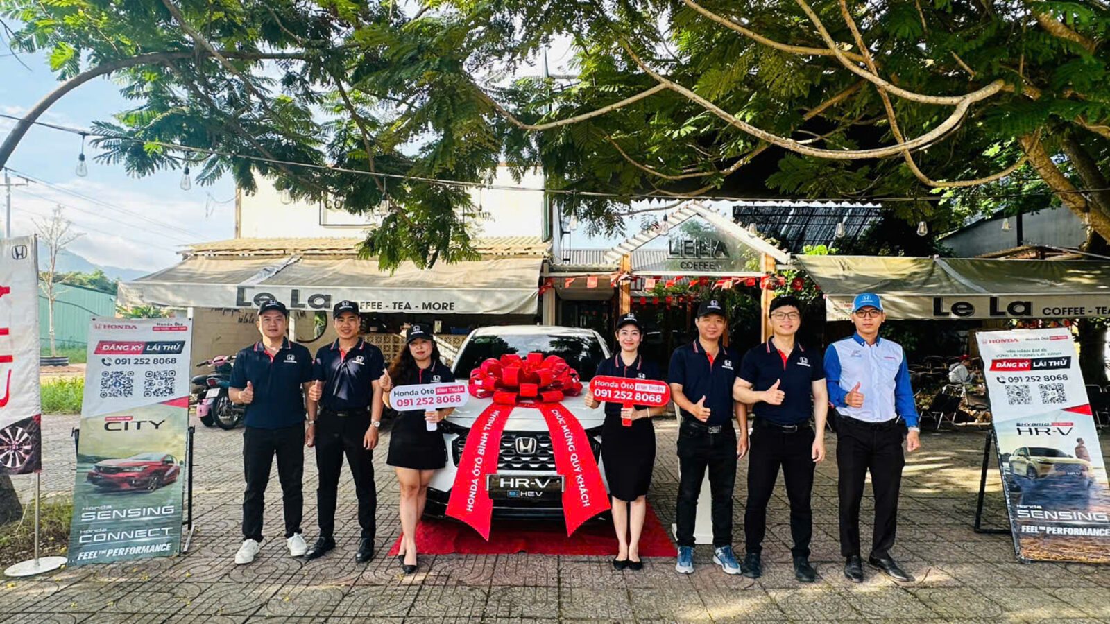 Đội ngũ Honda Ô tô Bình Thuận chúc mừng bàn giao xe Honda HR-V e:HEV