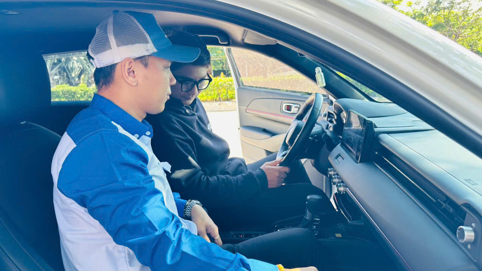 Nhân viên Honda Ô tô Bình Thuận hướng dẫn khách hàng trải nghiệm vô-lăng Honda Civic